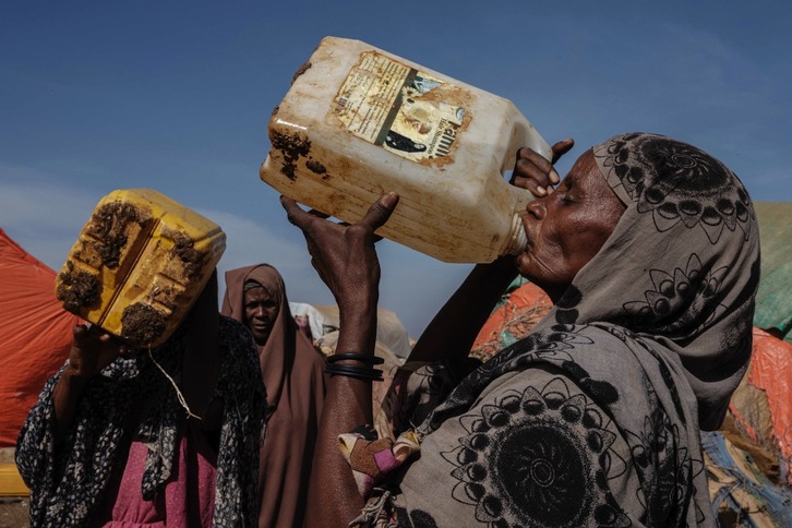 Un grupo de mujeres bebe en un punto de distribución de agua en el campamento de Muuri, uno de los 500 levantados para personas desplazadas internamente en Somalia.