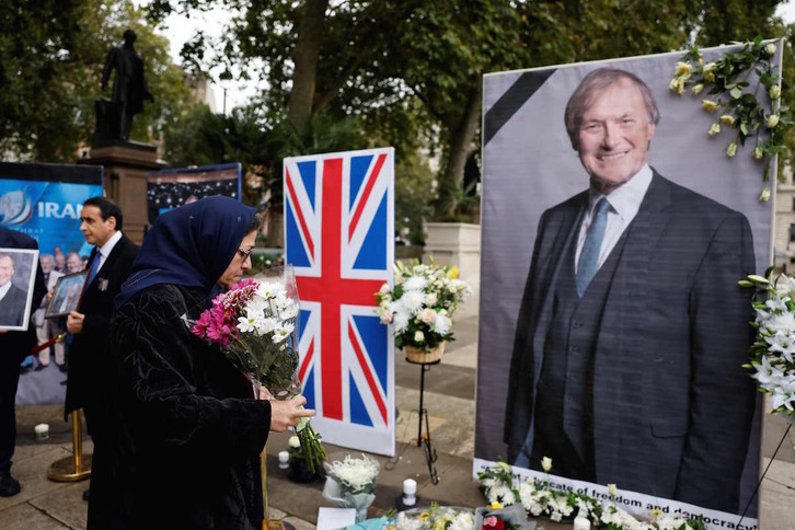 Homenaje a David Amess en las puertas del Parlamento británico, en octubre de 2021.