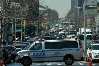 Vehículo policial tras el tiroteo en el metro de Nueva York. 