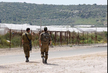 Dos soldados israelíes patrullan por la Cisjordania ocupada. 