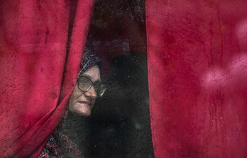 Una mujer mira por la ventana del autobús al dejar atrás Severodonetsk, en la región ucraniana de Donbass, este miércoles.