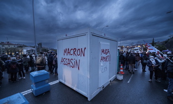 Protesta en Irun y Hendaia por los controles racistas que mantiene el Estado francés y que empujan a los migrantes a jugarse la vida cruzando el río Bidasoa.