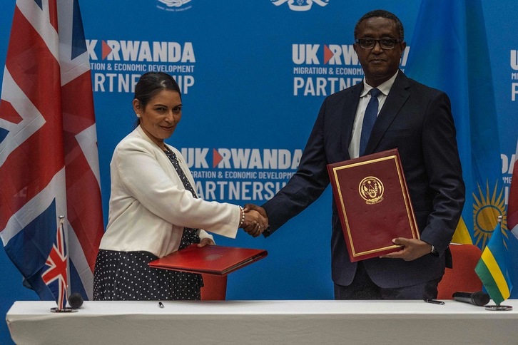La ministra de Interior británica, Priti Patel, y el ministro de Exteriores ruandés, Vincent Biruta, han firmado el acuerdo en Kigali.
