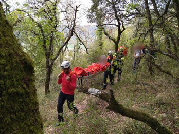 Rescate  de un escalador accidentado en la zona de escalada de Peña Roya,Etxauri.
