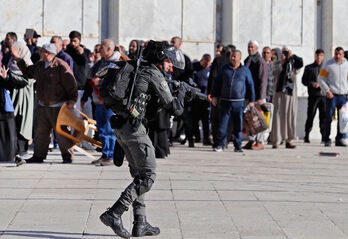 Un soldado israelí empuña su arma entre los palestinos congregados en la zona.