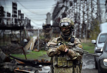 Un soldado ruso custodia una planta eléctrica conquistada en Shchastya (Ucrania).