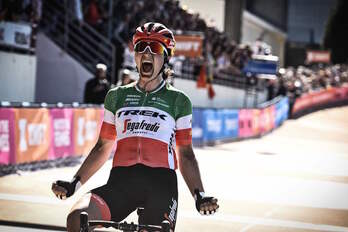 Elisa Longo grita de rabia y alegría al cruzar la meta de Roubaix