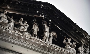 Fachada ennegrecida del Teatro Dramático de Mariupol