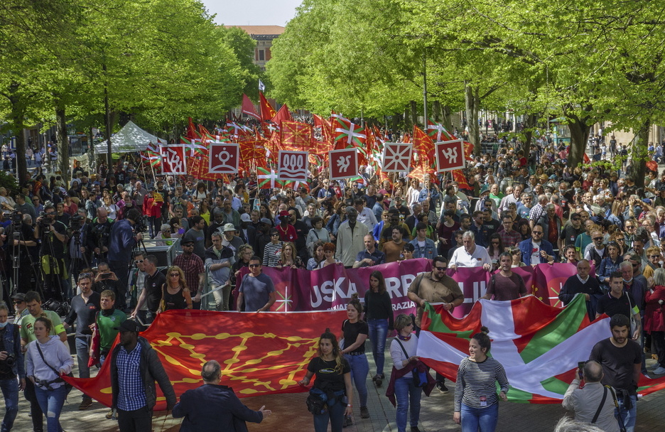 Ikurriñak eta Nafarroako banderak gaurko manifestazioan.