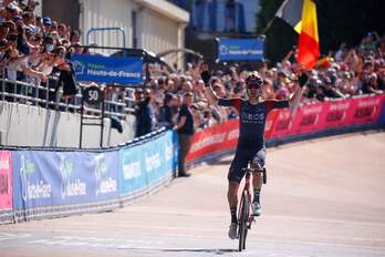 Van Baarle celebra la victoria en el velódromo de Roubaix.