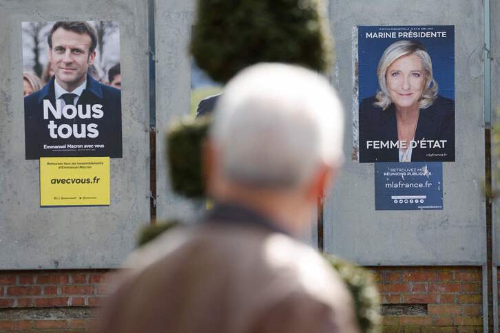 Carteles de Macron y Le Pen en Denain.