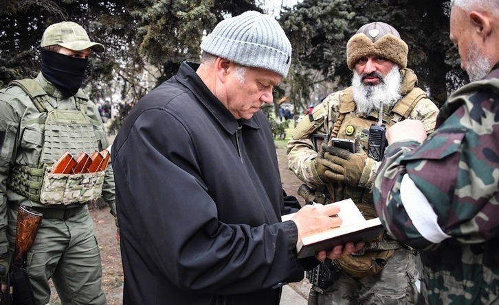 Un alto mando de Moscú analiza la situación con las fuerzas de asalto rusas en Mariupol