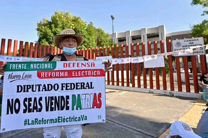 Un partidario de López Obrador pide que se apoye la reforma eléctrica, que finalmente ha sido rechazada.