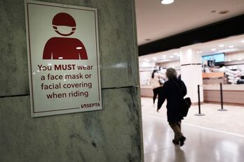 Un cartel recuerda la obligatoriedad de usar mascarilla en una estación de Filadelfia.