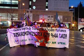 Miembros de la plantilla del CVTTH se manifiestan en frente del Hospital de Galdakao-Usansolo. 