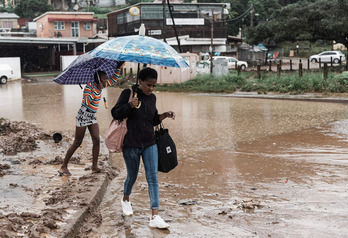 La inundaciones al este de Sudáfrica están complicando la situación del suministro eléctrico aún más. 