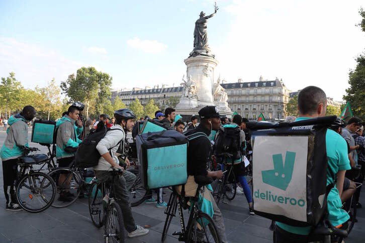 Repartidores de Deliveroo se manifiestan en la Plaza de la República de París, en una imagen de archivo. 