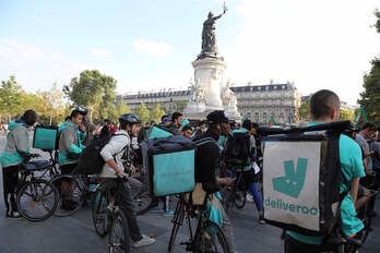 Imágen de archivo: repartidores de Deliveroo se manifiestan en la Plaza de la República de París. 