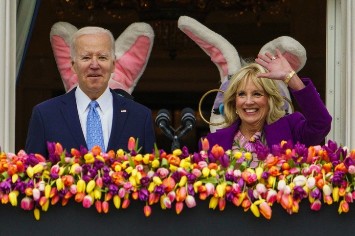 El presidente de EEUU Joe Biden y la primera dama en la celebración este lunes en la Casa Blanca del Easter Egg Roll.