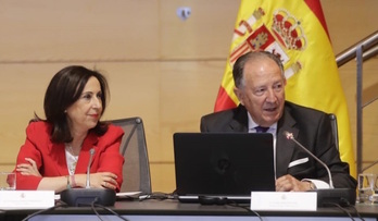 La ministra de Defensa, Margarita Robles, y el entonces director del CNI, Félix Sanz Roldán.