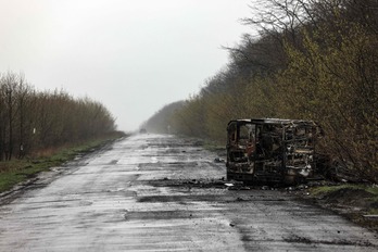 Una camioneta quemada en el camino vacío a Popasna, la región del Donbass de Ucrania.