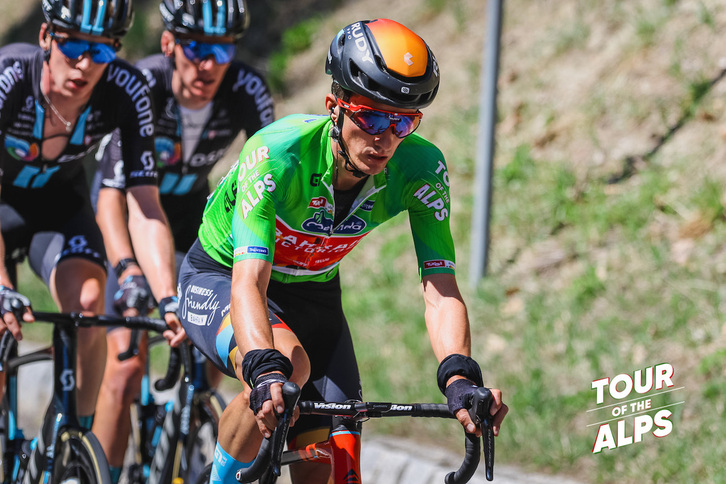 Pello Bilbao ha defendido con autoridad su maillot verde de líder del Tour de los Alpes.