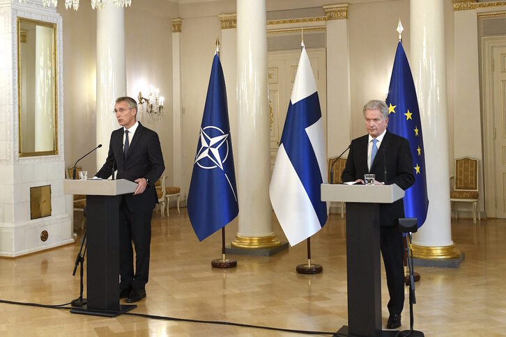 El secretario general de la OTAN, Jens Stoltenberg, junto al presidente finlandés, Sauli Ninistö, durante una visita a Helsinki en octubre de 2021.