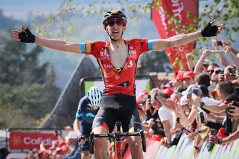Dylan Teuns celebra la victoria por delante de Alejandro Valverde en el Muro de Huy.