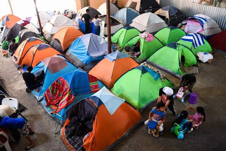 Honduras eta Haitiko migratzaile talde bat errefuxiatuentzako eremu batean, Tijuanan.