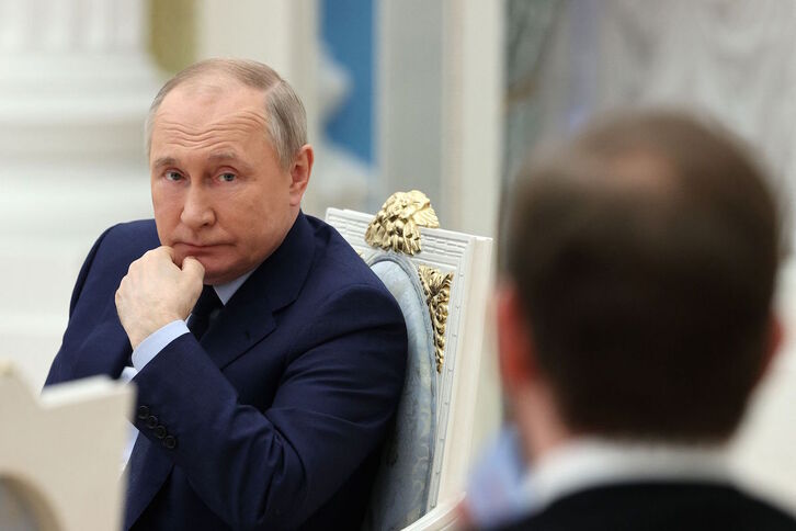 El presidente ruso, Vladimir Putin, escucha a un participante en una reunión en el Kremlin.