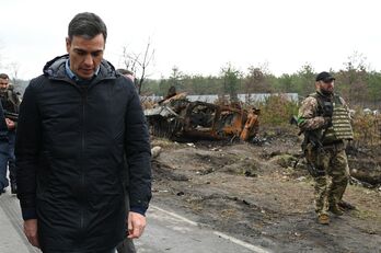 Pedro Sánchez, constatando los efectos de la guerra en visita guiada a Borodianka.