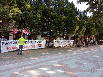 Concentración ante las piscinas de Alesbes durante el conflicto laboral.