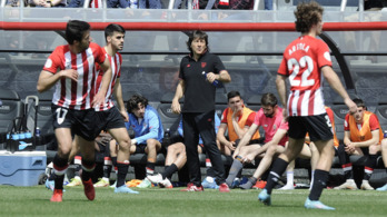 Bilbao Athletic jaitsiera postuetatik irten da Patxi Salinasekin.