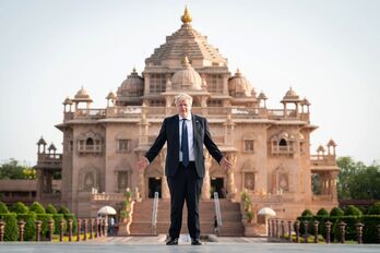 Boris Johnson, de visita en India, posa ante un templo en Gandhinagar.