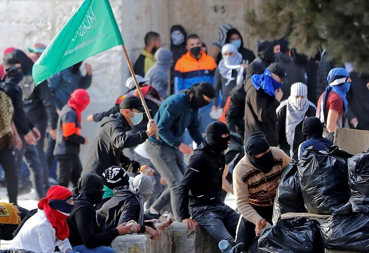 Palestinos hacen frente a la entrada israelí, por segundo viernes consecutivo.