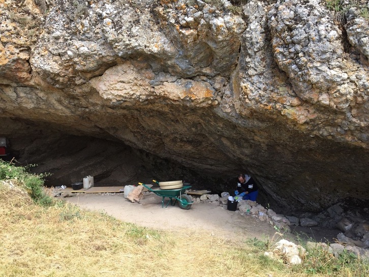 EHUko METABOLOMIPs taldeko ikerlari bat El Mirador kobazuloan laginak hartzen.