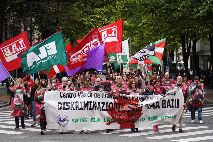 La plantilla del Centro de Transfusión y Tejidos Humanos de Osakidetza se ha manifestado este viernes en Bilbo.