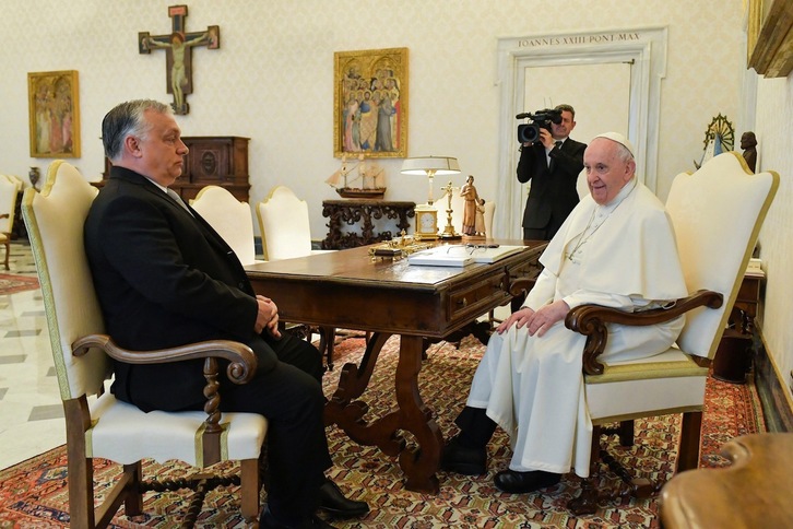 El Papa Francisco junto con el primer ministro húngaro Viktor Orban en un encuentro este jueves en el Vaticano.