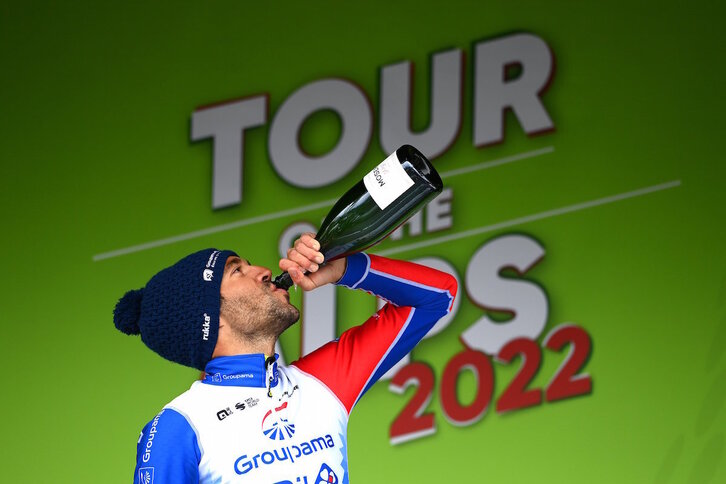Pinot celebra en el podio su primera victoria tras la lograda en el Tourmalet en el Tour de 2019.