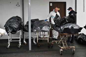 Cuerpos en bolsas en el exterior de la morgue de Bucha. 