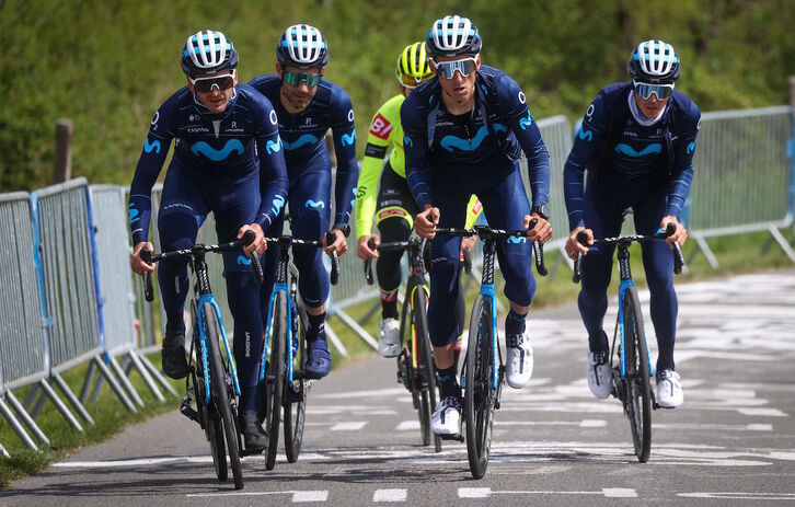 Alejandro Valverde junto al resto de compañeros de Movistar entrena en la Redoute 