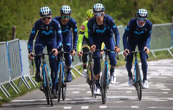 Alejandro Valverde junto al resto de compañeros de Movistar entrena en la Redoute 