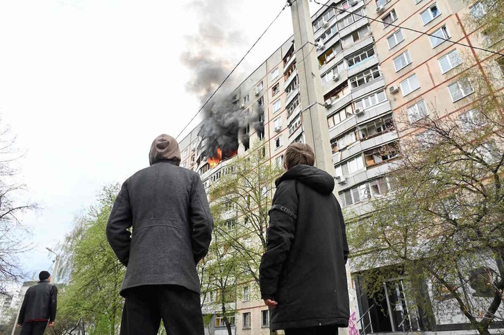 Un edficio residencial alcanzado por un bombardeo en Jarkov.