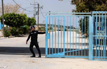 Un policía de la Autoridad Palestina en el paso de Erez, que Israel ha cerrado por tiempo indefinido.