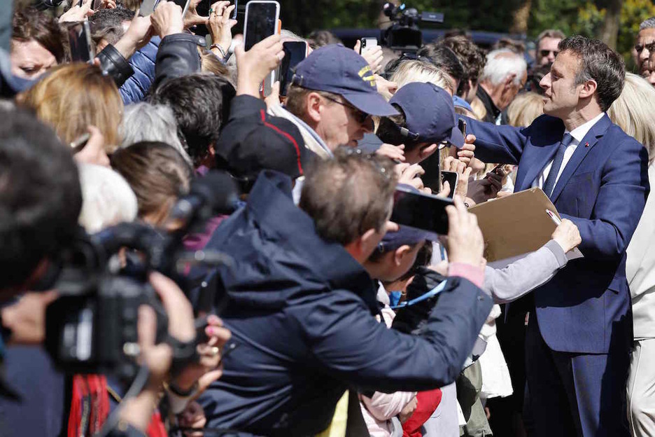 Emmanuel Macron hautagaiak argazkiak atera ditu bere jairraitzaileekin bozkatu aurretik.