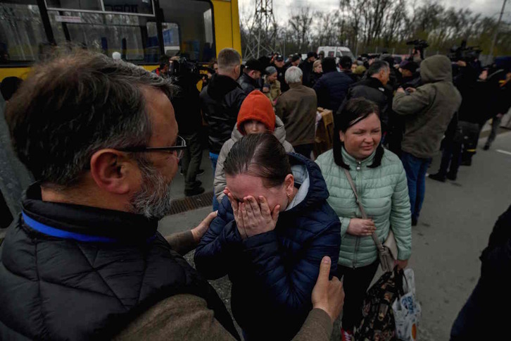 Huidos de Mariupol se encuentran con familiares en Zaporiyia, en la última evacuación llevada a cabo el pasado jueves.