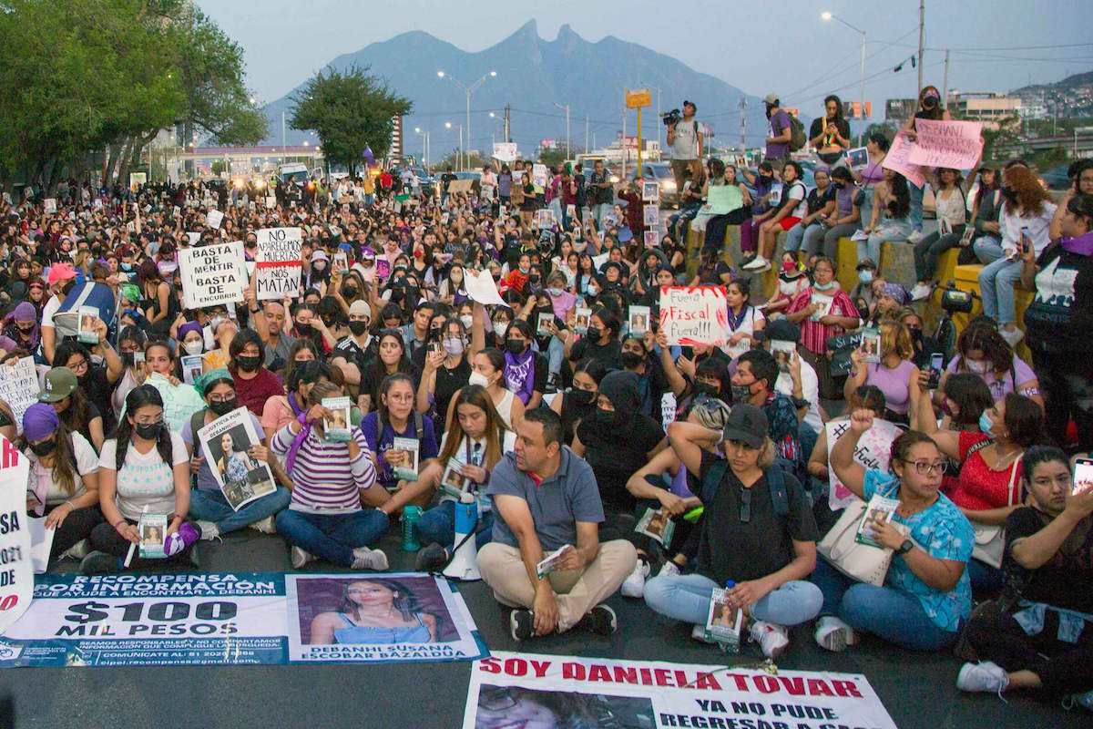 En la movilizaci&oacute;n para exigir justicia para Debanhi, tambi&eacute;n mostraron imagenes de otras v&iacute;ctimas de la violencia machista. (Julio Cesar AGUILAR/AFP)