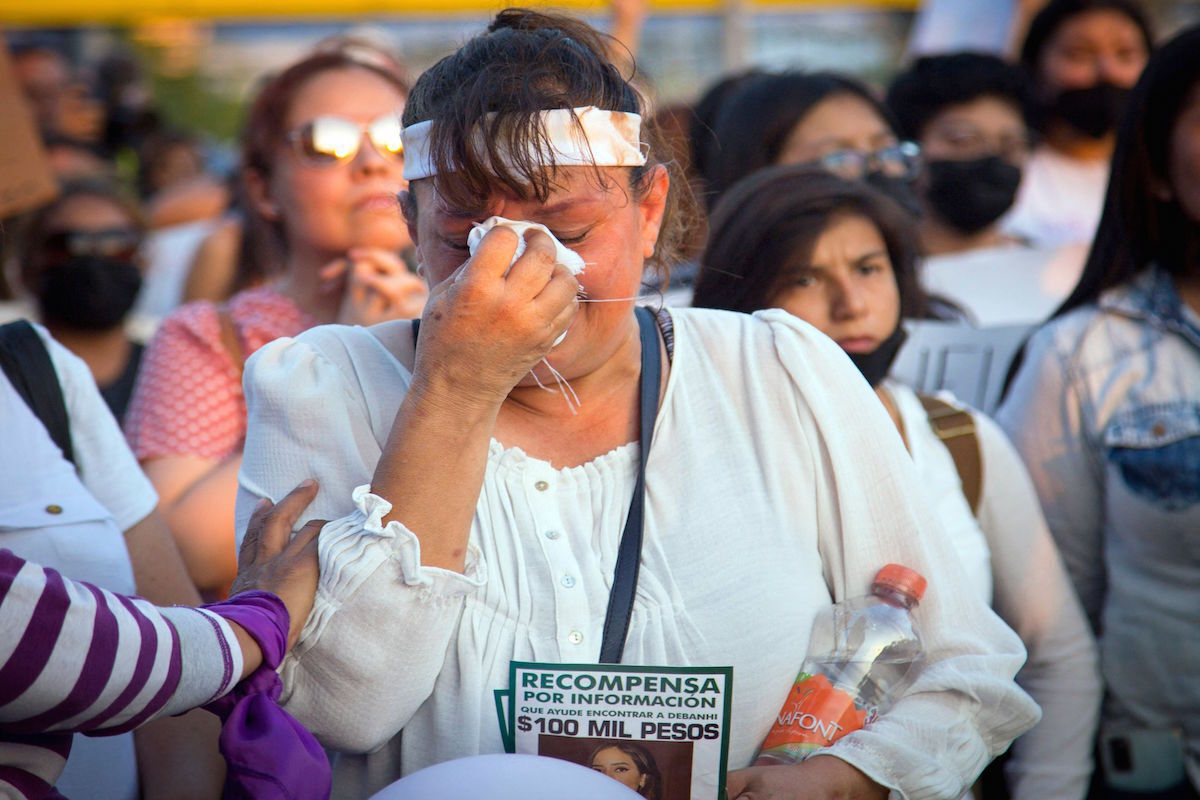 Una mujer llora en una movilizaci&oacute;n para pedir justicia para Debanhi Escobar. (Julio Cesar AGUILAR/AFP)