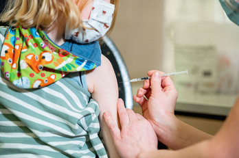 La OMS advierte de un retroceso en la cobertura de inmunización de niños en Europa por la pandemia.