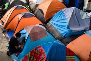 Familias con niños viven en carpas en el refugio Movimiento Juventud 2000, en Tijuana.